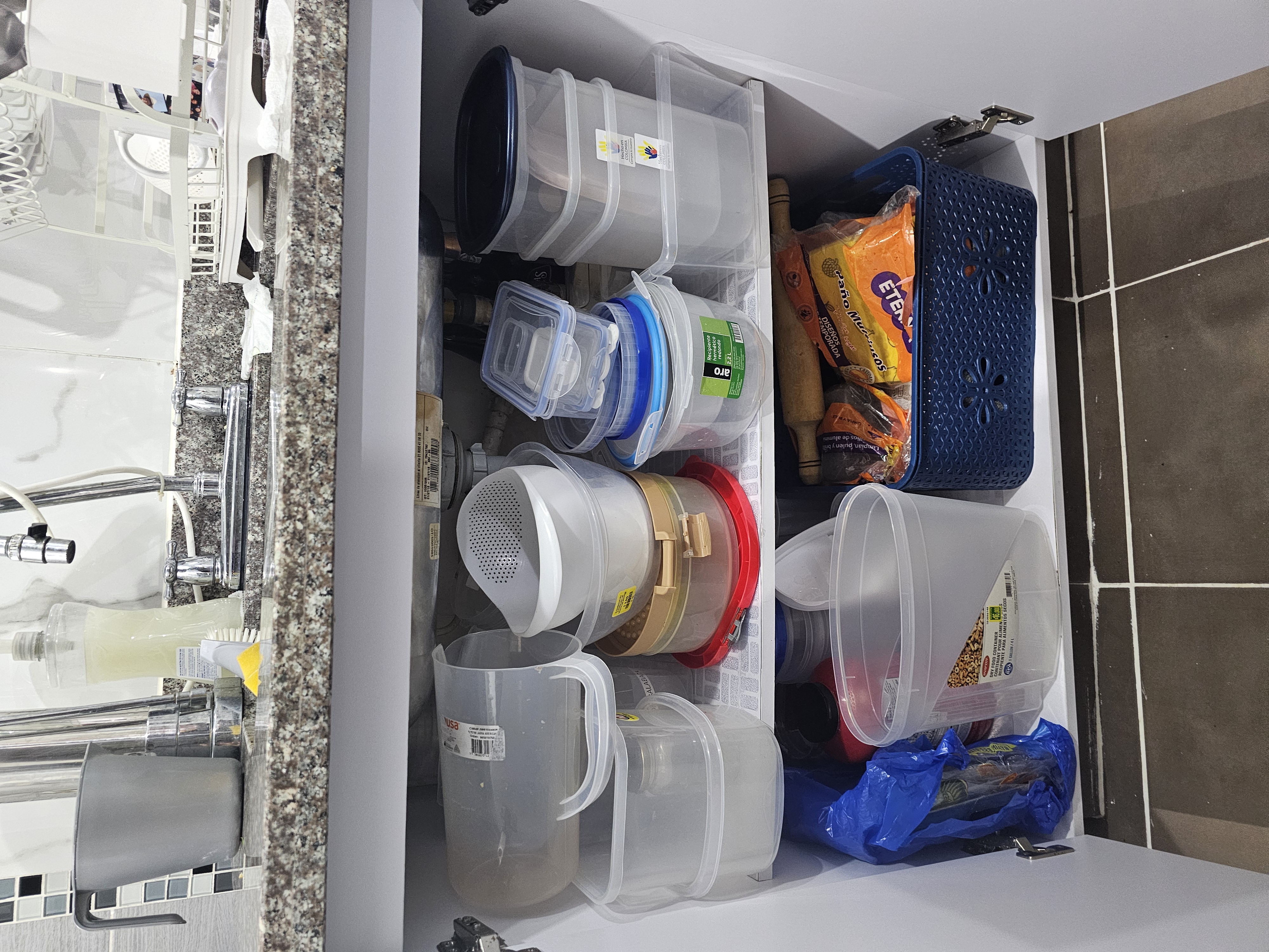 Tupperware organizado