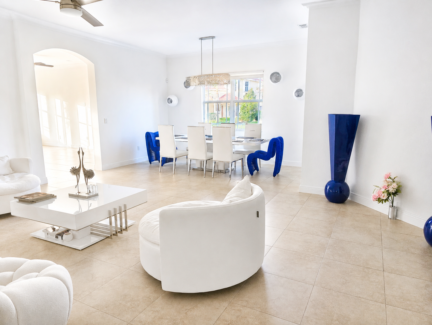 Bright, calm living and dining room